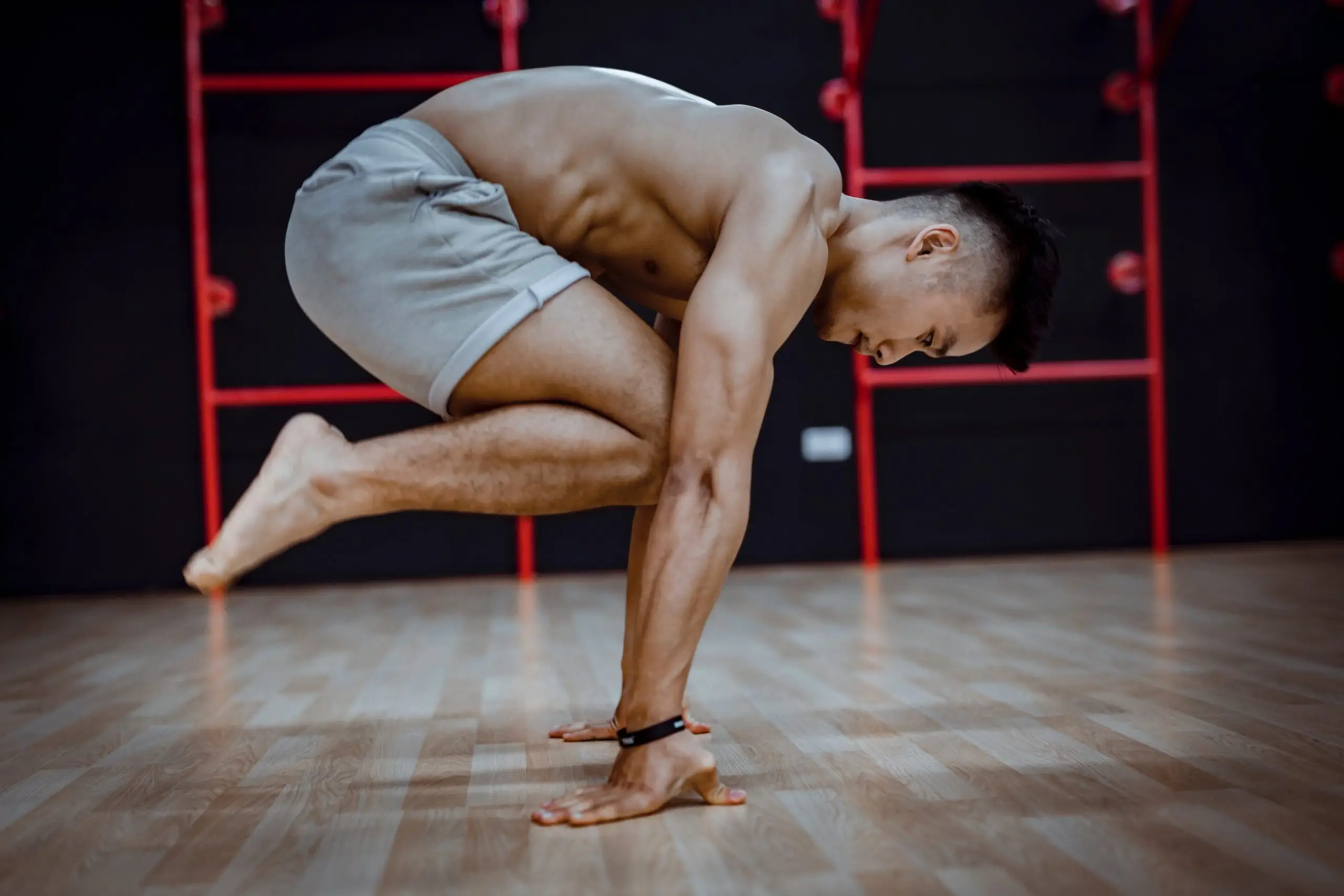Homme performant une tuck planche