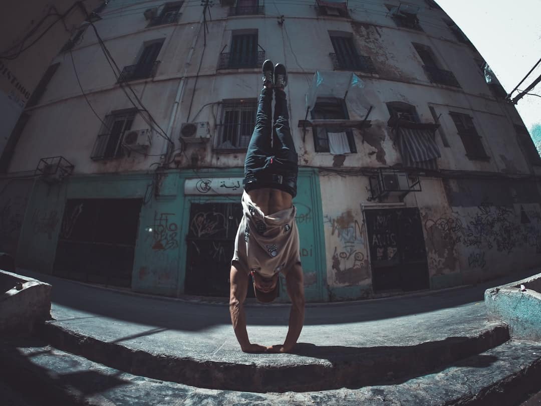 Illustration : Handstand : guide technique pour tenir sur les mains